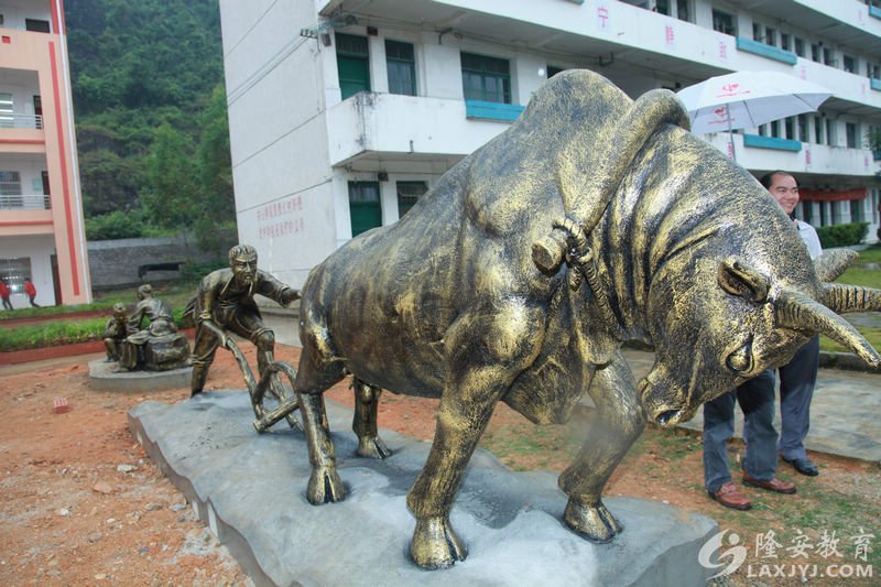 3、拿出狗和狼的简体画给小朋友们认识,介绍狗与狼在简体画上的区别。然后将狗的彩色画、素描画、简体画和狼的彩色画、素描画、简体画分别放在黑板上让小朋友辨认。按此从形象到抽象的顺序重复三遍,引导使小朋友们通过三种不同形式的图画能准确的说出该图画所示的动物名。
