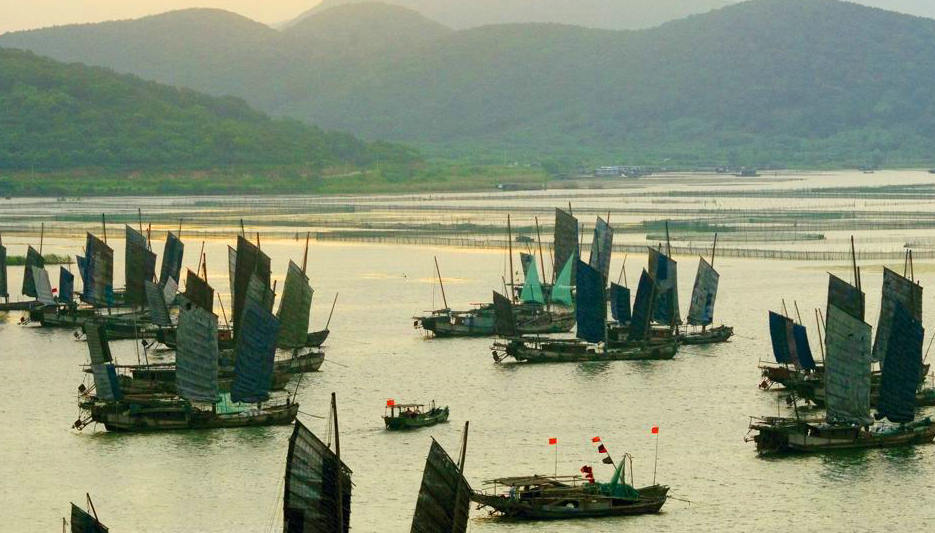 漫江碧透,百舸争流.